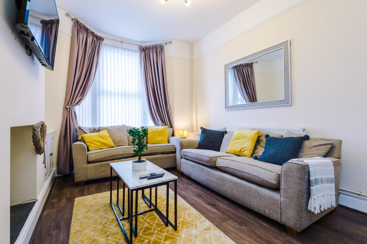 הוילה ליברפול Finchley House Lovely House In Anfield, 2 Minutes Walk From The Stadium, Parking And Wifi מראה חיצוני תמונה