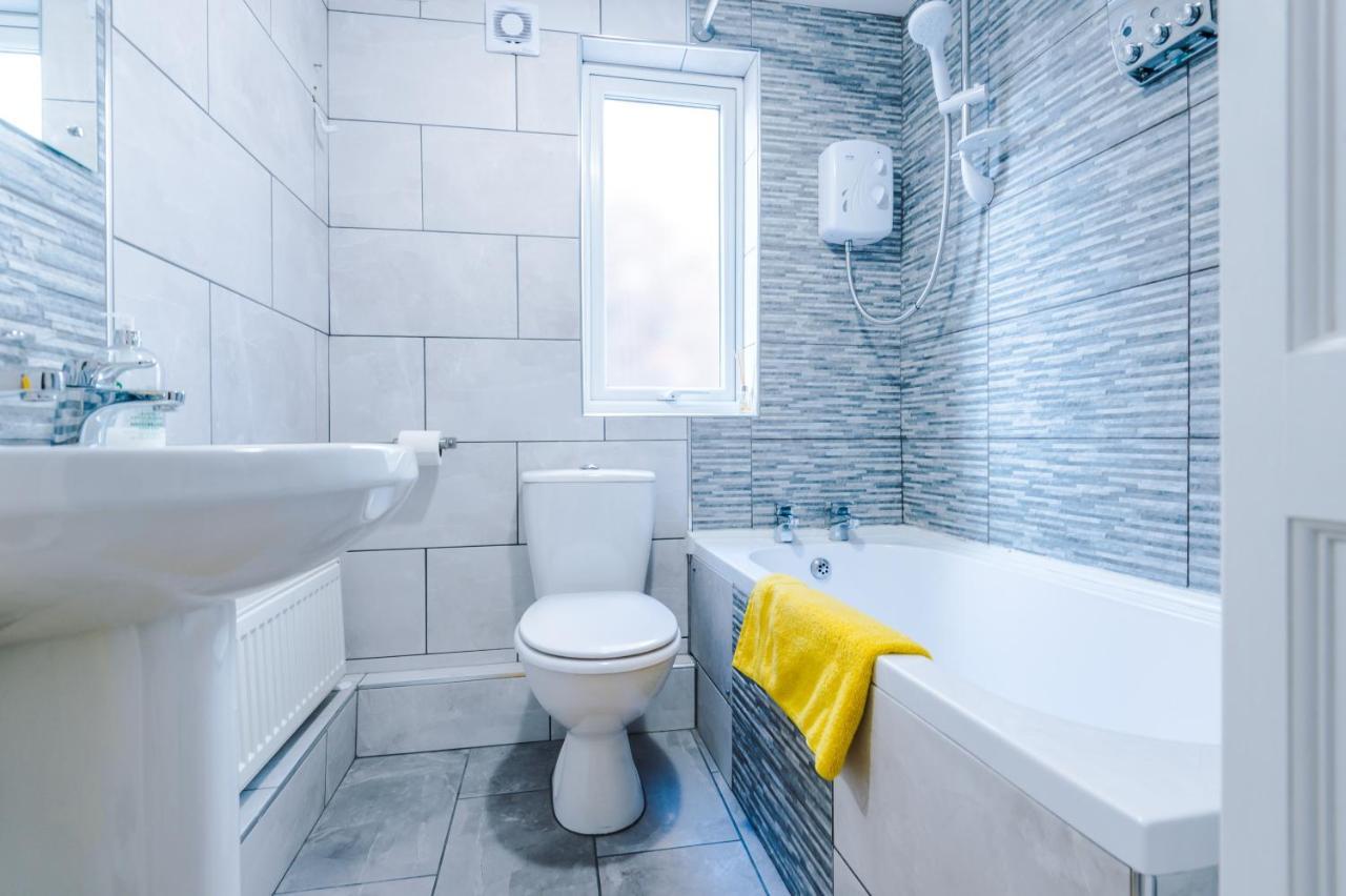 הוילה ליברפול Finchley House Lovely House In Anfield, 2 Minutes Walk From The Stadium, Parking And Wifi מראה חיצוני תמונה
